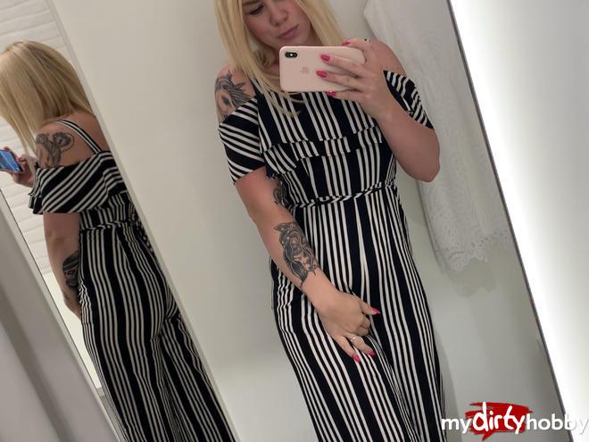 Lunch break? Off to the fashion store and first? Of course in the locker piss; P Lunch break? Off to the fashion store and first? Of course in the locker piss; P